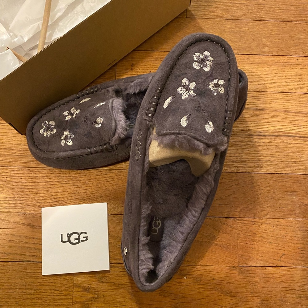 Brand new Ugg Fur lined embroidered moccasins